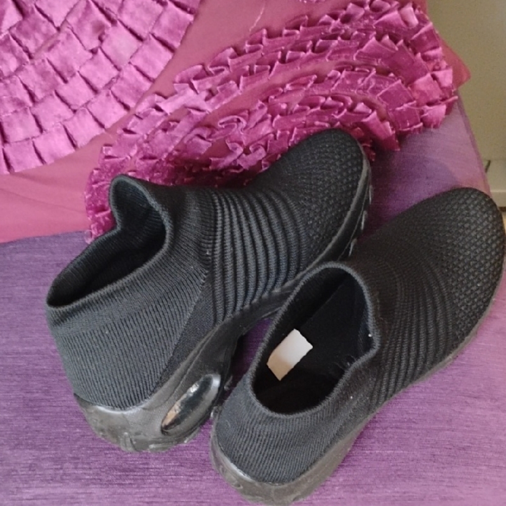 Sleek Black Sneakers with Breathable Knit and Slip-On Comfort